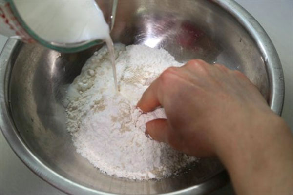 Tiến hành trộn nguyên liệu nhào bột bánh