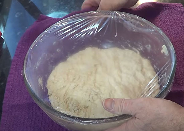 Ủ bột bánh cho tới khi bột nở gấp đôi