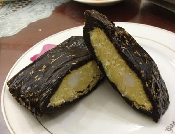 Bánh gai với màu đen đặc trưng