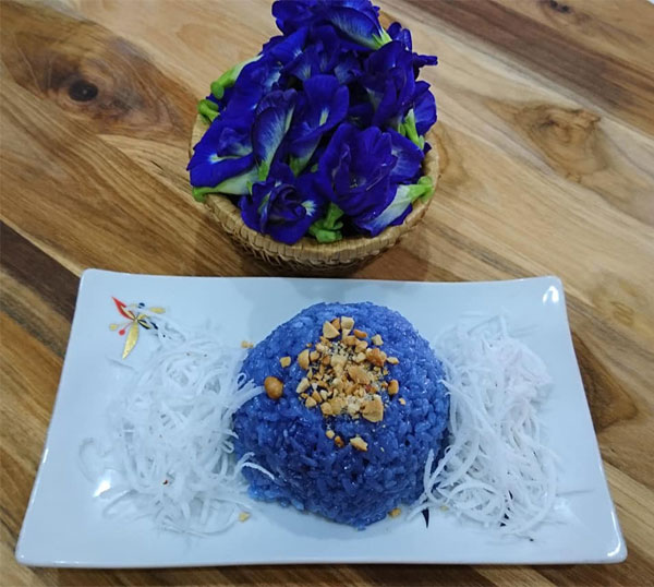 Món xôi hoa đậu biếc nước cốt dừa với màu xanh lam đẹp mắt