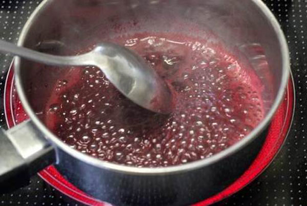 Nấu siro củ dền tạo màu hồng
