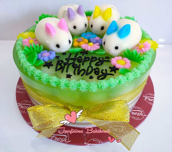 Bánh rau câu sinh nhật trang trí thỏ con, hoa, lá
