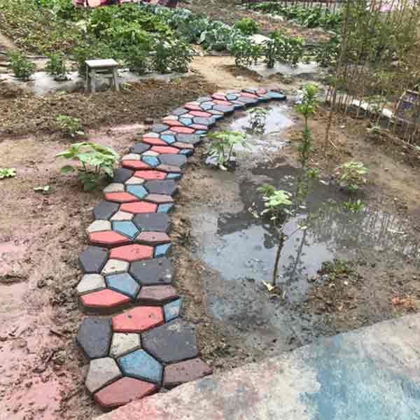 Lối đi tới khu vườn bằng bê tông giả đá được sơn màu sắc